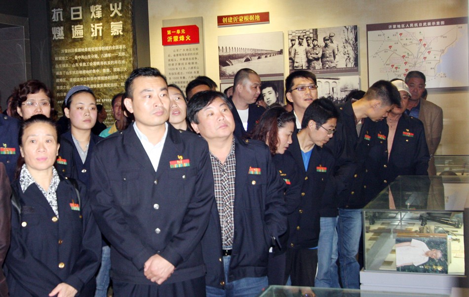 緬懷先烈 不忘初心 ——行政黨支部開展黨員現(xiàn)場(chǎng)教育活動(dòng) 第 1 張