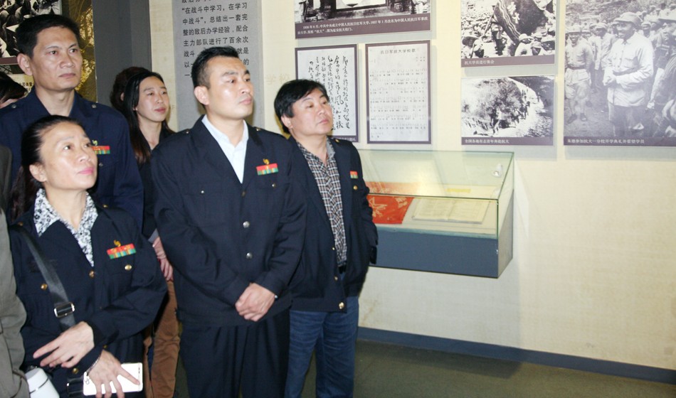緬懷先烈 不忘初心 ——行政黨支部開展黨員現(xiàn)場(chǎng)教育活動(dòng) 第 2 張