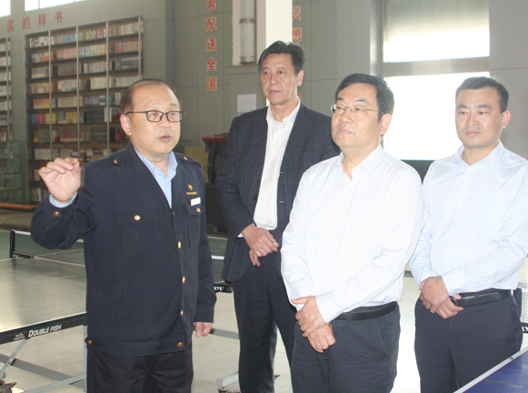 三門(mén)峽市國(guó)資委考察團(tuán)來(lái)臨沂新華考察調(diào)研 第 1 張